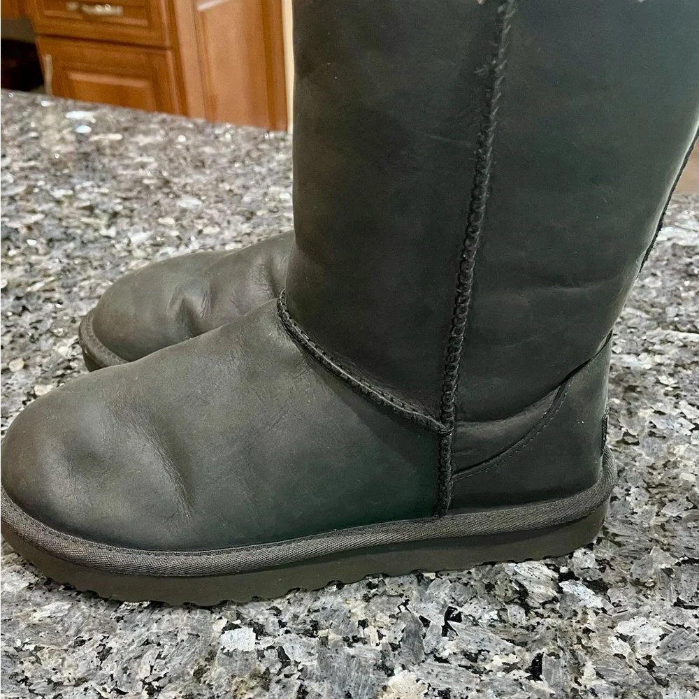 UGG Classic Short II Women’s Black Leather Boots Size 7